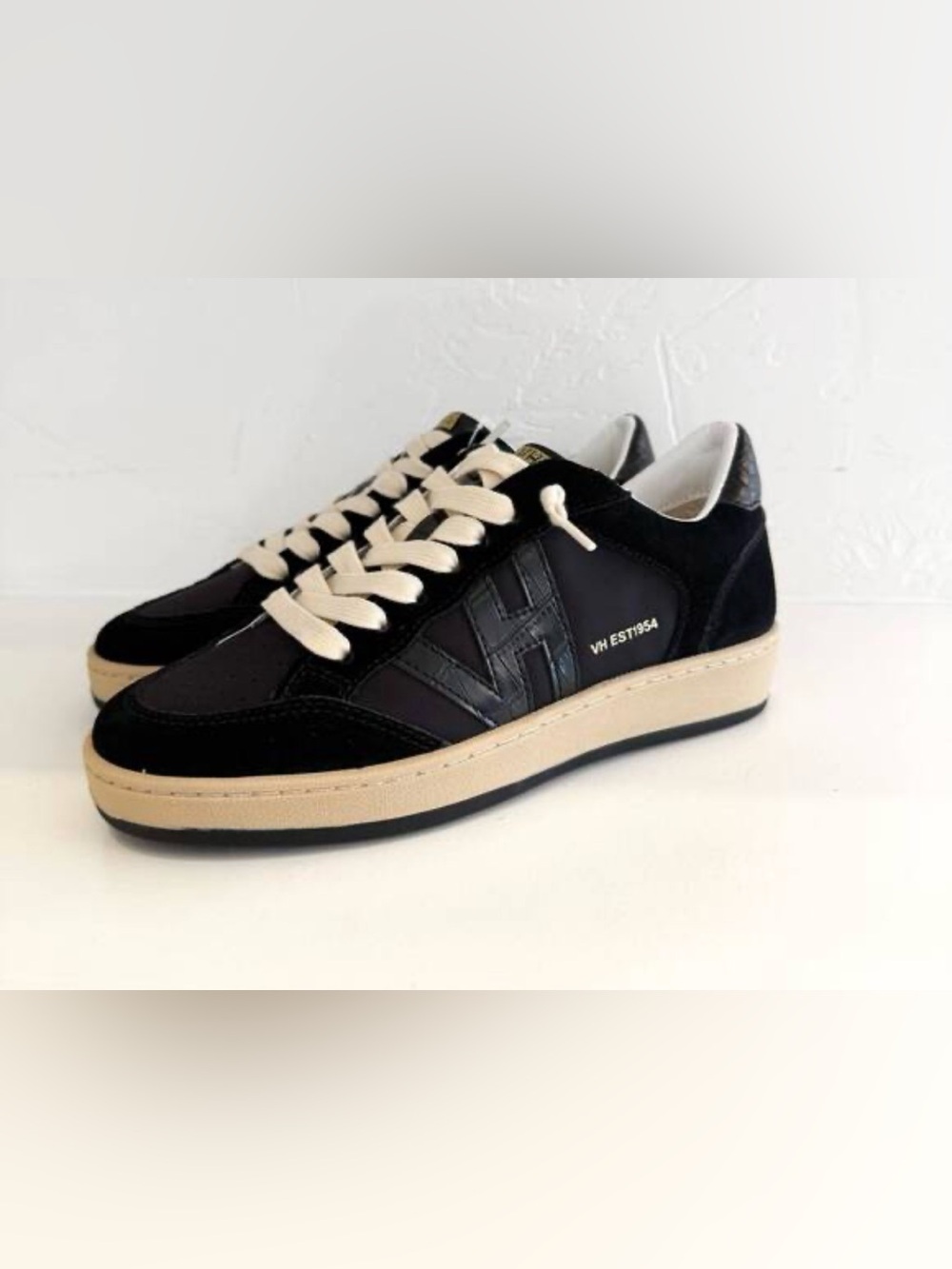 Women’s Vintage Havana Next 12 Black Casual with Cream Laces sz 6